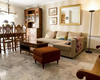 Sea & Wave Palencia Superior Pool Apartment - 马拉加 - 客厅