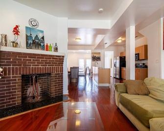 Relaxing, Spacious, Private, Walkable in Petworth! - 华盛顿 - 客厅