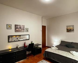 10 min from the historical center of verona large rooms and quiet area - 维罗纳 - 睡房