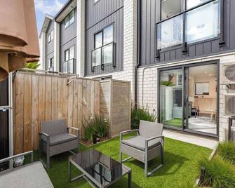 Modern 2BR Townhouse Close to Aucklands Best - 奥克兰 - 露台