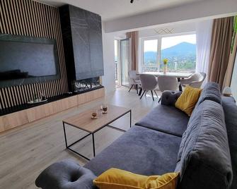 Mountain View Retreat Apartment - Brasov - 布拉索夫 - 客厅