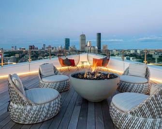 Modern Fenway Studio w/ W/D, Roof & Gym, nr Fenway Park, by Blueground - 波士顿 - 阳台