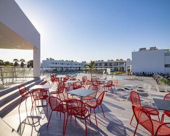 Lambi Resort - 科斯镇 - 露台