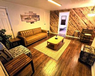 Carey Way Quarters - The Speakeasy - 匹兹堡 - 客厅
