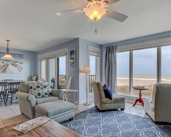 Oceanfront Retreat with a Remarkable View. NEW! - 费南迪纳比奇 - 客厅