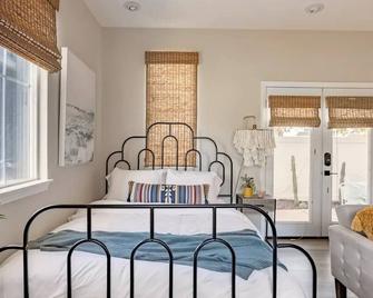Stylish San Diego Oasis with Jacuzzi, Pool, Firepit and Close to Great Trails - 圣地亚哥 - 睡房
