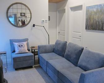 Private new 4 season oasis nestled amongst the trees close to Haliburton Village - 哈利伯顿 - 客厅