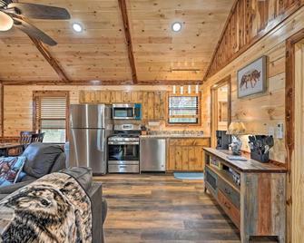Cozy Broken Bow Cabin, Walk to the Lukfata Creek! - 布罗肯鲍 - 厨房