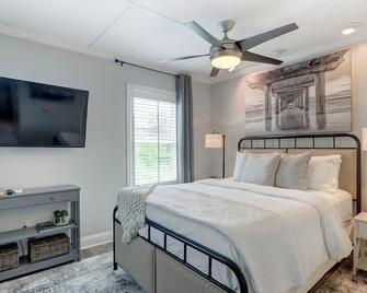 Lovely Carriage House In the Middle of Downtown! Heated Pool Access - 萨凡纳 - 睡房