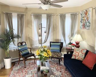 Beautiful Retreat close to Downtown Boston. Pets friendly. - 波士顿 - 客厅