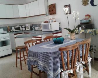 Your B&B garden bedroom in Urbanización Carmiol - 圣荷西 - 餐厅
