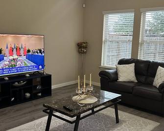 Quiet, peaceful family friendlyhouse in a safe environment - 圣安东尼奥 - 客厅