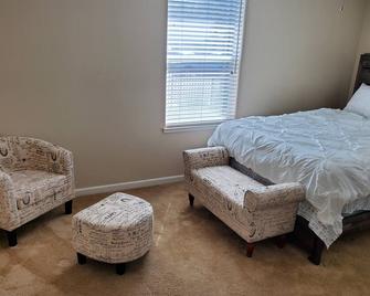 Entire house near Airport/Capitol/ D-town/CaI-Expo - 萨克拉门托 - 睡房
