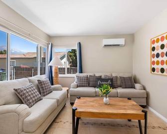Cozy 2BR Home with Bright Interior & Relaxing Patio - 安大略 - 客厅