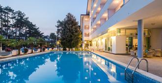 奥林匹亚酒店 - 利尼亚诺萨比亚多罗 - 游泳池
