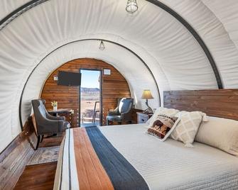 Unforgettable Western Wagon #35 w/ 1 King Bed, Gas Fire Pit and Gas BBQ Grill - 维尔京（犹他州） - 睡房
