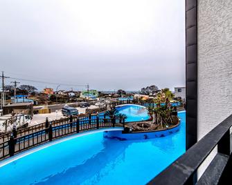 穆德伊信潘酒店 - 济州 - 游泳池