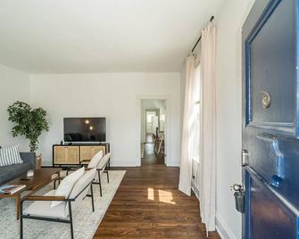 Cozy, Private home near St. Louis Zoo, Arch, Busch Stadium, and Forest Park - 圣路易斯 - 客厅