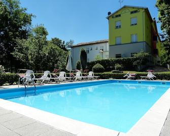 凡托尼公园酒店 - 萨尔索马焦雷泰尔梅 - 游泳池