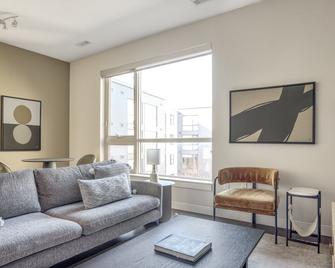 Sunny Allston 1BR w/ Gym & W/D, nr Griggs T, by Blueground - 波士顿 - 客厅