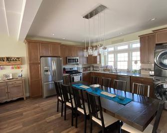 Incredible 4 Bedroom 3 full Bath w/Bonus room 1 Block from Private Beach - 汤姆斯河 - 餐厅