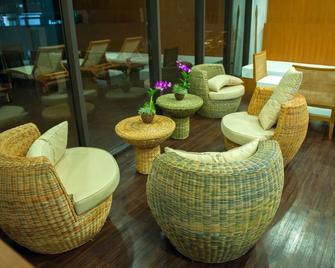 The Oriental Beach Resort - 罗勇 - 露台