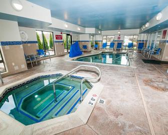 万豪广场套房酒店 - 斯克兰顿威尔克斯巴里 - 穆西克 - 游泳池