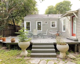 Austin Charm: 2Bed/2Ba/Flex Bungalow with office and deck. Central to Everything - 奥斯汀 - 露台