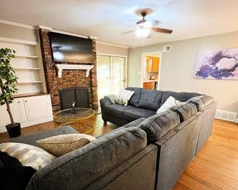 Prime location 3BR house Pool table nice back yard - 孟菲斯 - 客厅