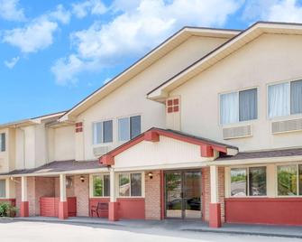 金士顿温德姆速 8 酒店 - 金斯顿 - 建筑