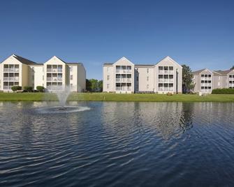 Enjoy our Colonial Style Resort in Williamsburg with Free parking, pool access, mini golf and tennis - 威廉斯堡 - 建筑