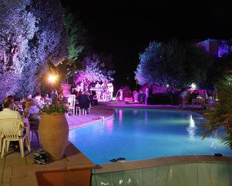 亚瑟珀里斯酒店 - 格里莫 - 游泳池