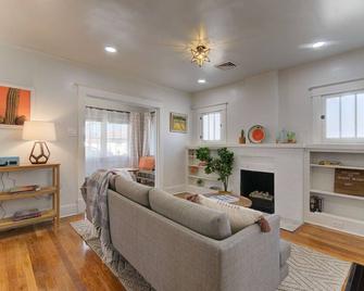 The Coziest Cactus - Downtown - Cute 2bd - 阿尔伯克基 - 客厅