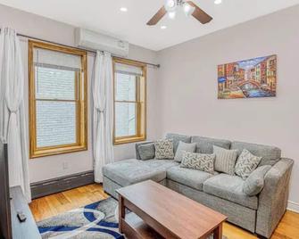 Brand New 2 Bed, 2 Full Bath Apt in Queens, NY - 皇后区 - 客厅
