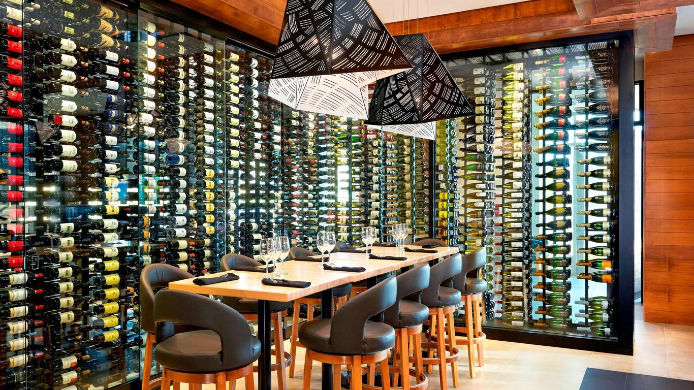 基洛纳机场福朋喜来登酒店