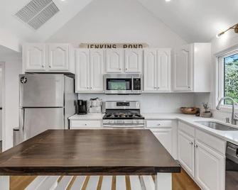 The Deepwood - Warm Winter Haven In Cape Cod - 法尔茅斯 - 厨房