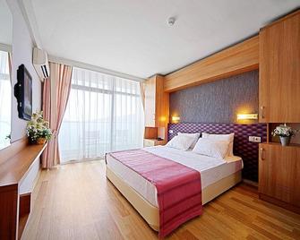 Sol Beach Hotel Adults Only - 马尔马里斯 - 睡房