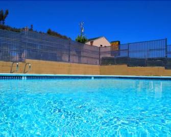 貝斯特5號汽車旅館 - 萨利纳斯 - 游泳池