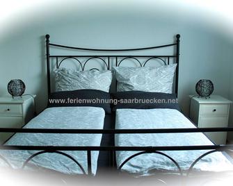 Gemütliche Ferienwohnung mit Garten - 萨尔布吕肯 - 睡房