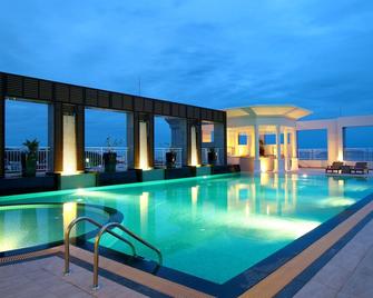 海角拉查酒店，是拉查 - 春武里 - 游泳池