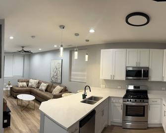 Breeze of Bronzeville Chicago: 3 bedroom 2 bath 9 mins from downtown chicago - 芝加哥 - 厨房