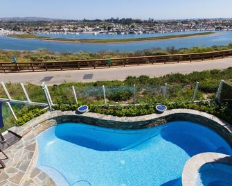 Gated View Home With All Tile Salt Water Pool - 纽波特海滩 - 游泳池
