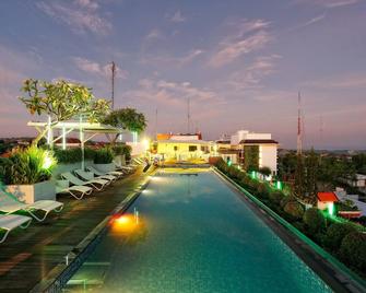 金巴兰山马克斯第一酒店 - South Kuta - 游泳池