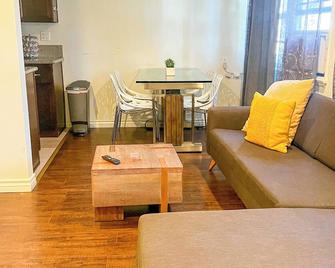 Centrally Located 2 Bed Ucla Apartment - 洛杉矶 - 客厅