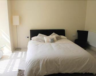 Quiet house beside Stansted Airport - 毕晓普斯托福德 - 睡房