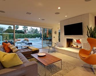 Remodeled Mid-Mod Home, Pool, Spa, Bocce Ball, Bikes, Fun! - 棕榈泉 - 客厅