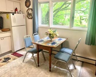 Historic Downtown 2BR large Apt near Ocean - 安克雷奇 - 餐厅