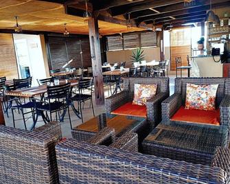 Fly Inn Madagascar Hotel - Navette Gratuite H24 - À 300m De L'aéroport International Ivato-Antananarivo - 塔那那利佛 - 餐馆