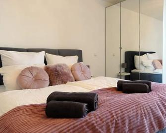 Stilvolles Design Apartment mit Rheinblick - 杜塞尔多夫 - 睡房