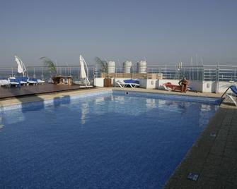 Mackenzie Beach Hotel & Apartments - 拉纳卡 - 游泳池
